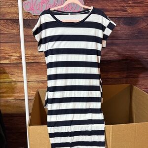 🫶🏻Striped Black and White Women's Dress size small fair shape